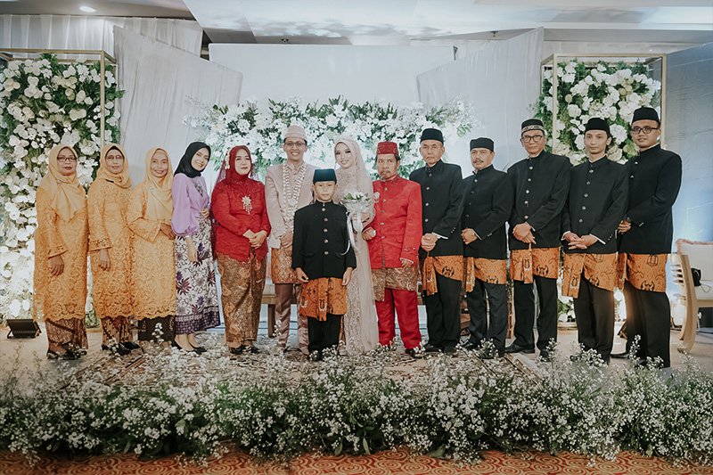 Busana adat lengkap